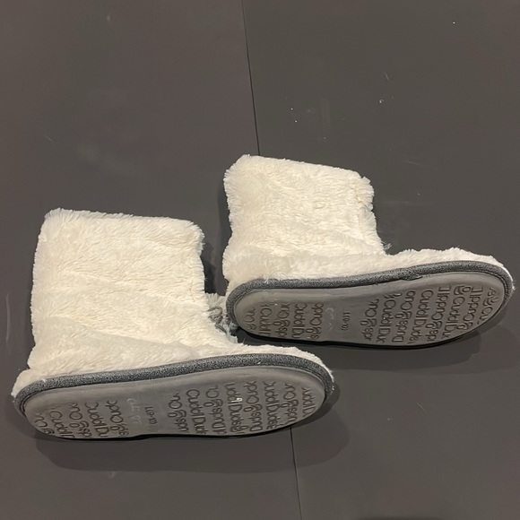 Cuddl Duds Fuzzy Slippers size Large 9-10 - Picture 2 of 3